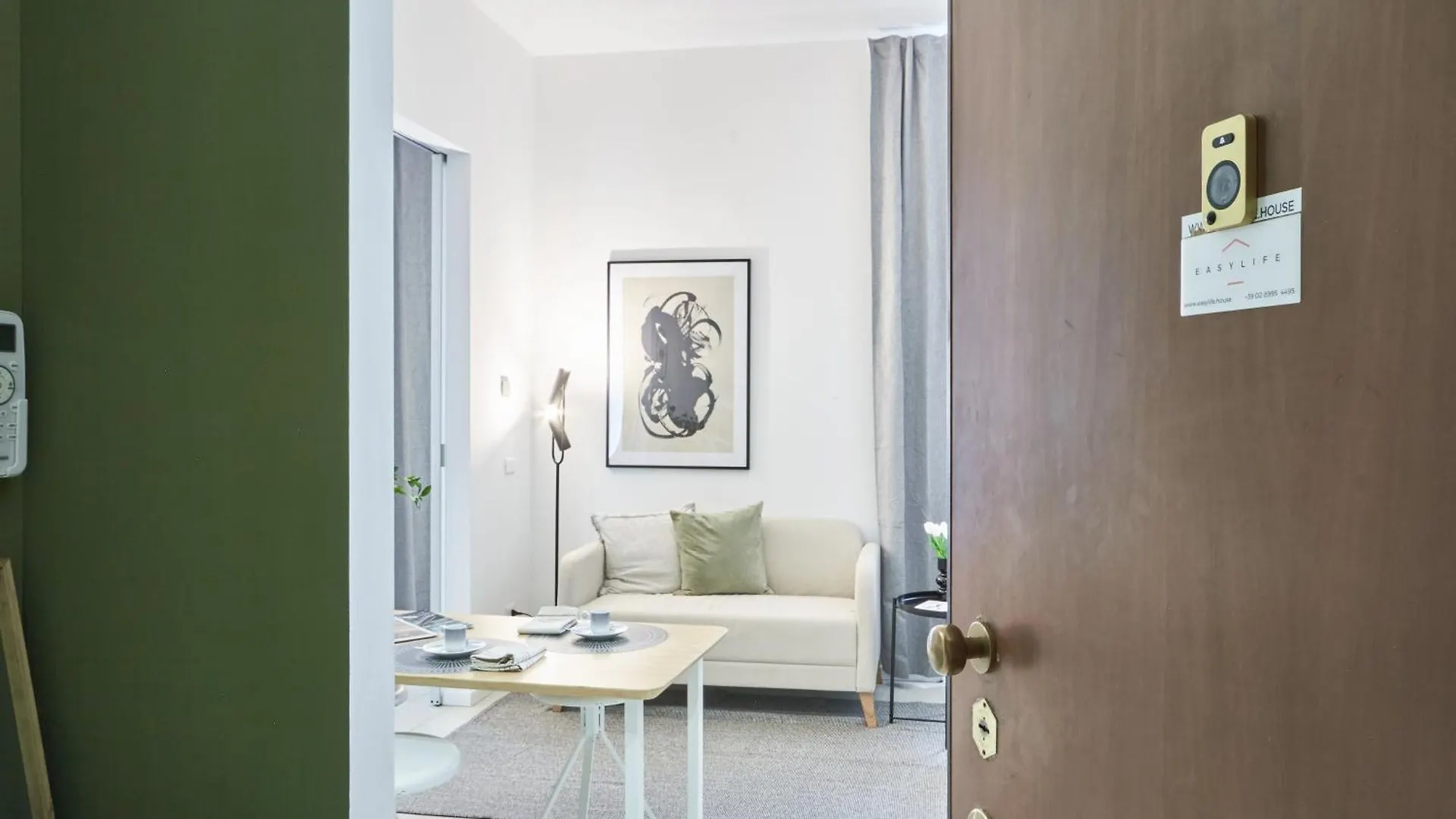 Elegante Appartamento Minimal Dai Tocchi Botanici Μιλάνο