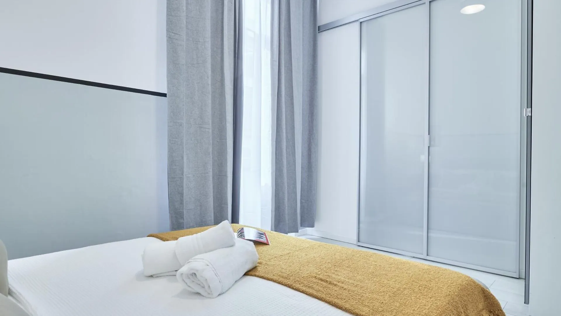 Elegante Appartamento Minimal Dai Tocchi Botanici Μιλάνο